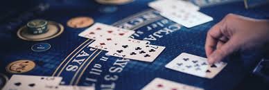 Antarmuka platform kawkawbet menampilkan pasar Liga 1, meja kasino langsung, dan permainan slot